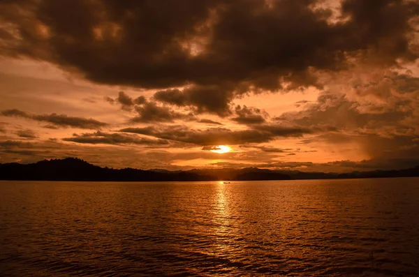 Abstrakta solnedgång vid sjön i Thailand — Stockfoto