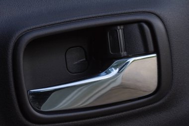 arabanın içindeki kapı kolu