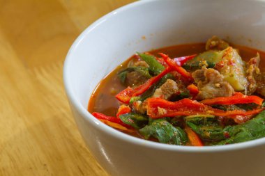 Sıcak baharatlı Köri soslu domuz eti