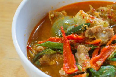 Sıcak baharatlı Köri soslu domuz eti