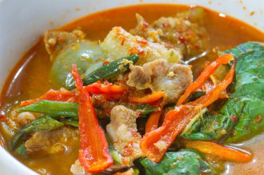 Sıcak baharatlı Köri soslu domuz eti