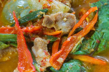 Sıcak baharatlı Köri soslu domuz eti