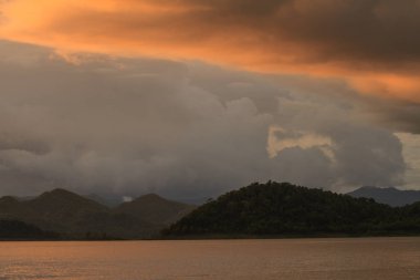 Tayland gölde soyut günbatımı