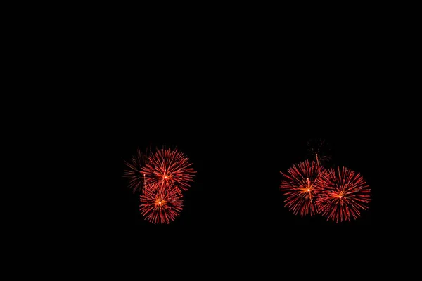 Abstraktes Feuerwerk erhellt den dunklen Himmel — Stockfoto