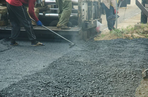Trabajadores en una construcción de carreteras — Foto de Stock
