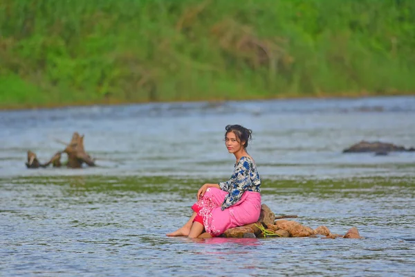 Портрет молодой девушки в реке — стоковое фото