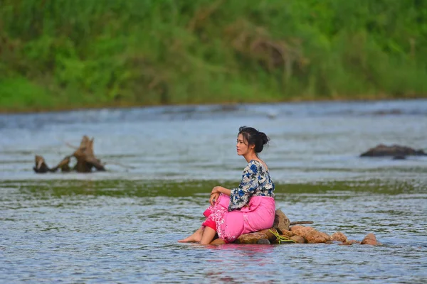 नदीत एका तरुण मुलीचे पोर्ट्रेट — स्टॉक फोटो, इमेज