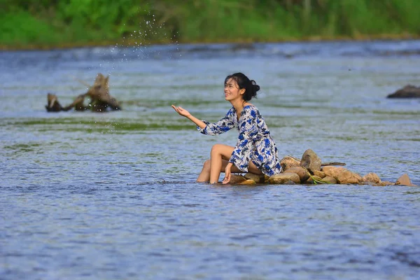 Retrato de niña en el río —  Fotos de Stock