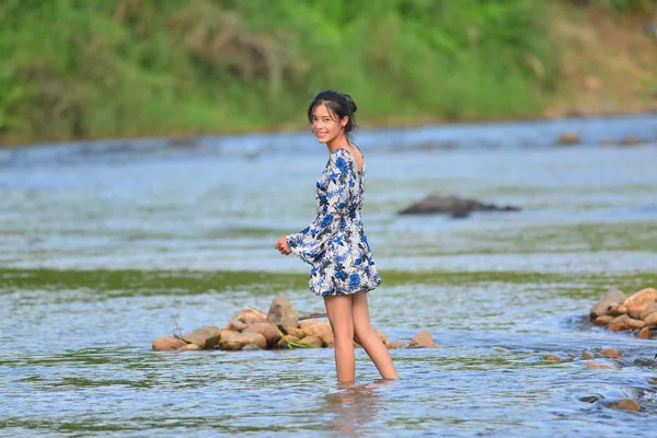 Portret van een jong meisje in rivier — Stockfoto