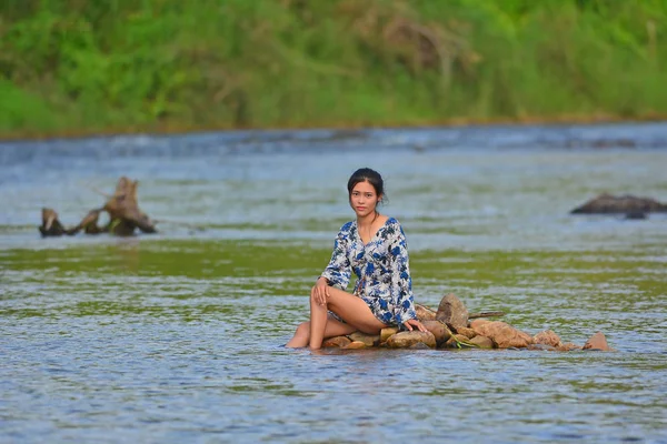 Portrait de jeune fille dans la rivière — Photo