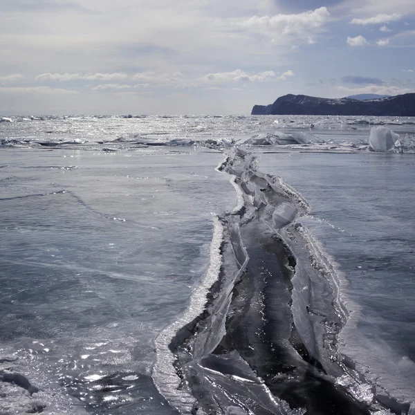 Trhliny v ledu. Jezero Bajkal, Rusko. — Stock fotografie