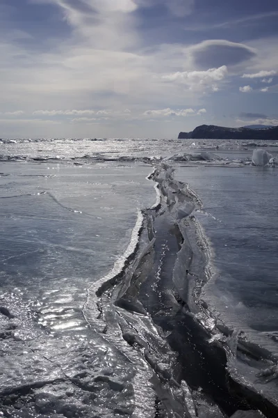 A crack in the ice. Lake Baikal, Russia. — Stock Photo, Image