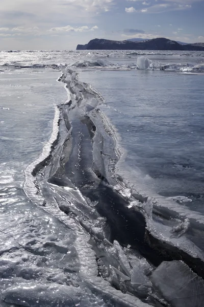 Una grieta en el hielo. Lago Baikal, Rusia . —  Fotos de Stock