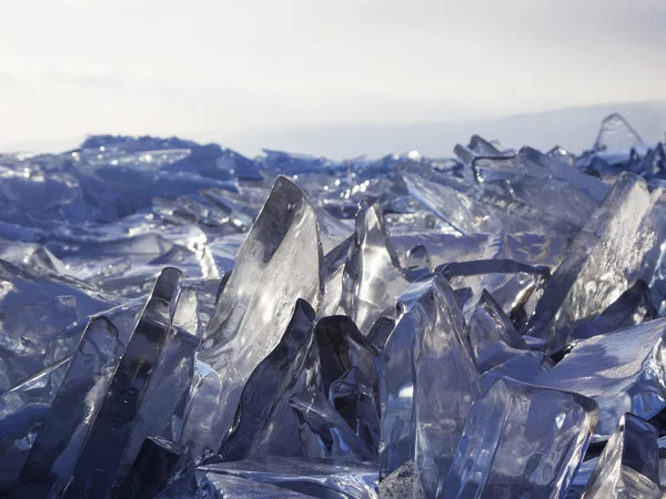 Trozos de hielo brillan bajo el sol. Lago Baikal, Rusia . — Foto de Stock