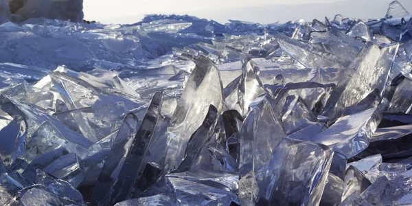 Eisstücke glitzern in der Sonne. Baikalsee, Russland. — Stockfoto