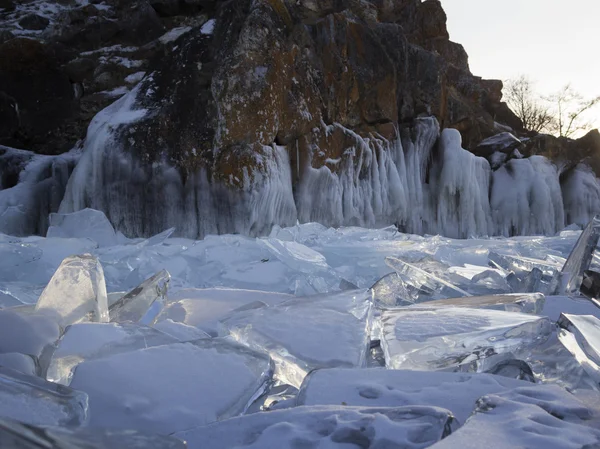 Kousky ledu se lesknou na slunci. Jezero Bajkal, Rusko. — Stock fotografie