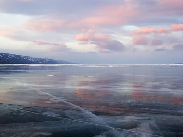 Merah muda matahari terbenam awan dan permukaan es danau Baikal — Stok Foto