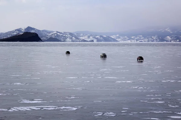 Coches en el hielo del lago Baikal — Foto de Stock