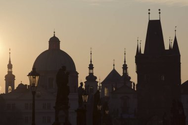 Prag, sabahın erken saatlerinde eski şehrin siluetleri