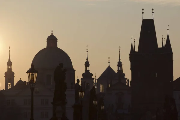 Prague, the silhouettes of the Old City early in the morning — Stock Photo, Image