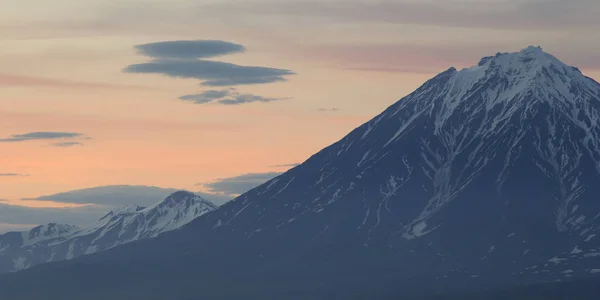 Вулканы на закате, Камчатка, Россия — стоковое фото