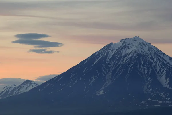 Вулканы на закате, Камчатка, Россия — стоковое фото