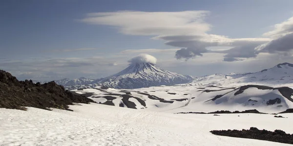 Vista desde el volcán Gorely en el volcán Vilyuchinsky. Kamchatka, Ru —  Fotos de Stock