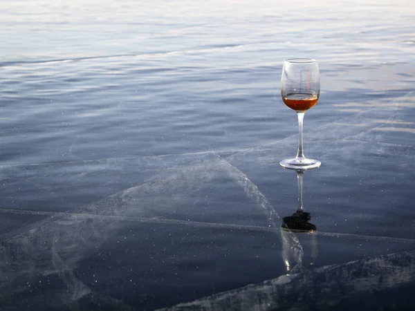 Ein Glas Wein liegt auf dem Eis — Stockfoto