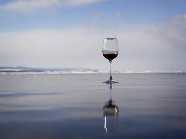 Ein Glas Wein liegt auf dem Eis — Stockfoto