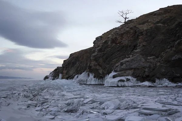 Берег Olkhon острові в зимовий період. Озеро Bakal, Росія — стокове фото