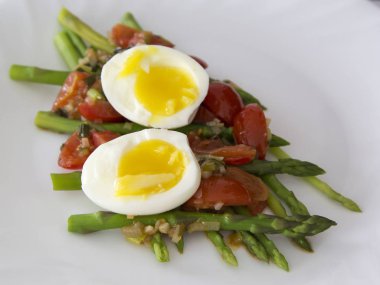 Yeşil kuşkonmaz ile baharatlı sebze sos ve haşlanmış yumurta - br