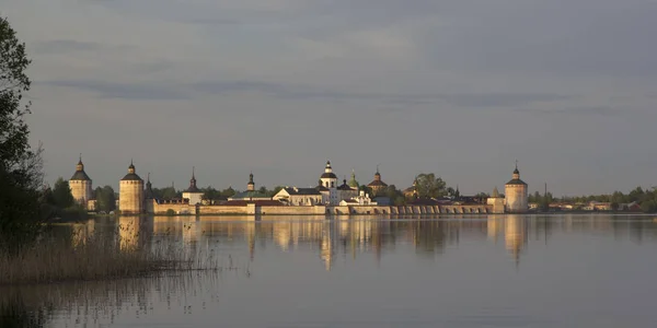 Kirillo-Belozersky monasterio en el sol de la tarde. Kirillov, Russi — Foto de Stock