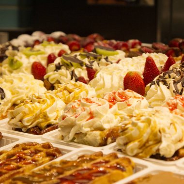 Meyve ve krema ile farklı kek