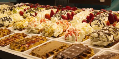 Meyve ve krema ile farklı kek