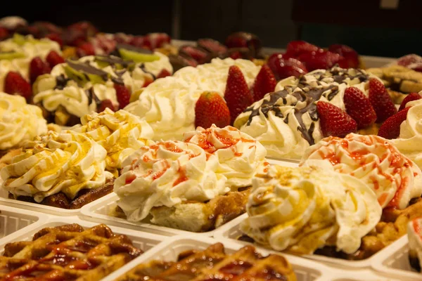 Meyve ve krema ile farklı kek