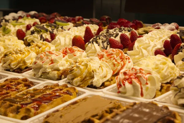 Meyve ve krema ile farklı kek