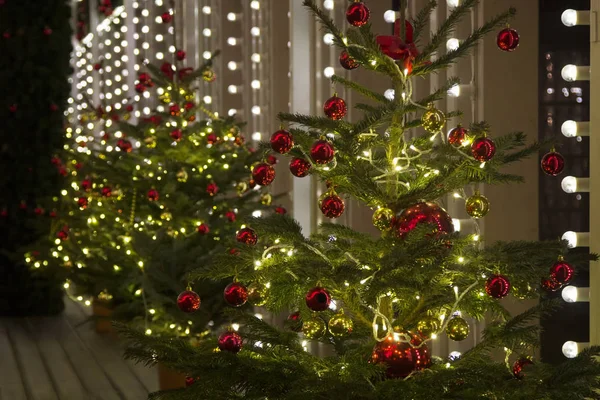 Topları ile süslenen bir Noel ağacı.