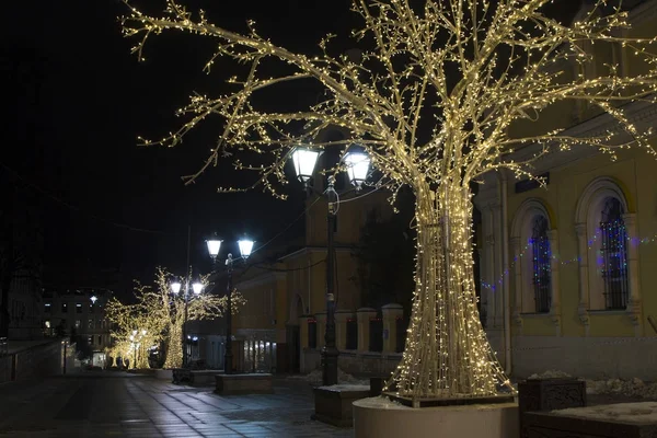 街のクリスマス デコレーション。色とりどりのライトに照らされました。 ロイヤリティフリーのストック画像