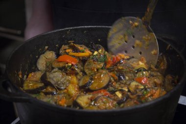 Patlıcan ile pişirme sebze güveç