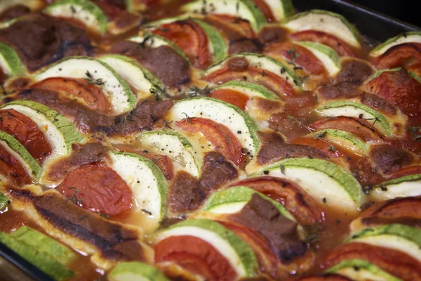 Cocinar Ratatouille de verduras. La cocina mediterránea —  Fotos de Stock