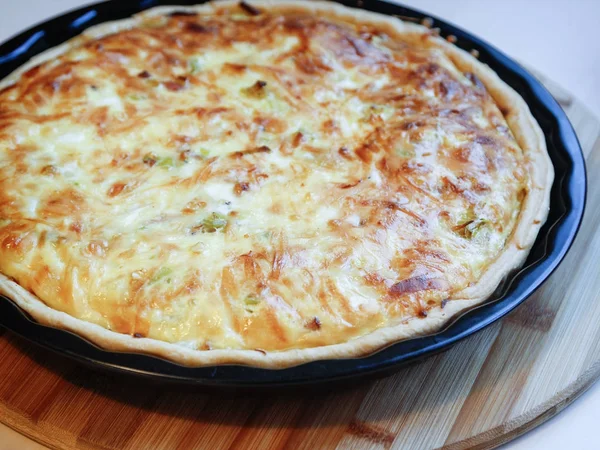 Pie quiche with leeks, bacon and cream. — Stock Photo, Image