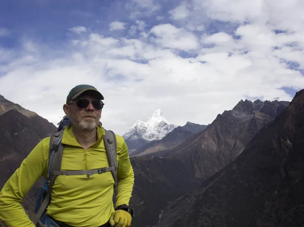 Turista masculino con una mochila en las montañas. Himalaya, Nepal . — Foto de Stock