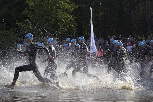 Sestroretsk, Ryssland-11 augusti-start av triathlon, simning scen Royaltyfria Stockbilder