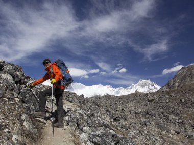 Dağlarda sırt çantalı bir erkek turist. Himalayalar, Nepal.