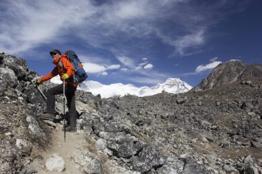 Dağlarda sırt çantalı bir erkek turist. Himalayalar, Nepal.