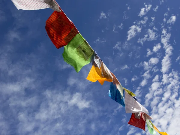 Bandiere di preghiera nepalesi contro il cielo blu . — Foto Stock
