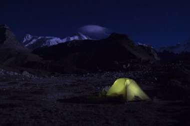 Himalayalar, Nepal. Mount 'ın ortasında yalnız bir çadır.