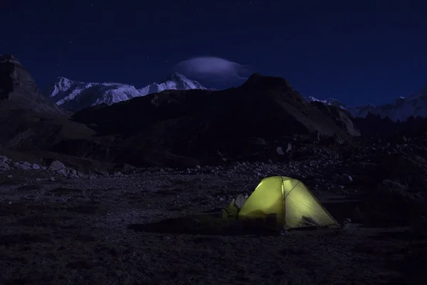 Гималаи, Непал. Одинокая палатка ночью посреди горы — стоковое фото
