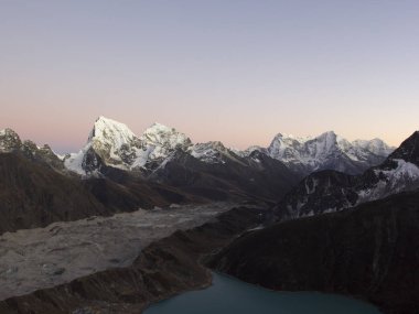 Gokyo Gölü 'ndeki Gokio Ri' den akşam manzarası, Gokyo Köyü, Ngozumb