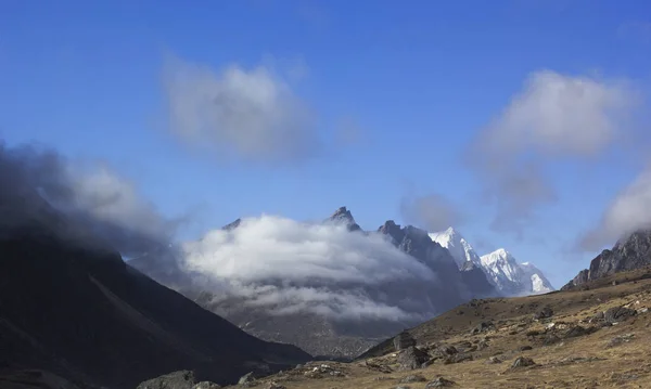 Senderismo en Nepal. Nublado paisaje de montaña . — Foto de Stock